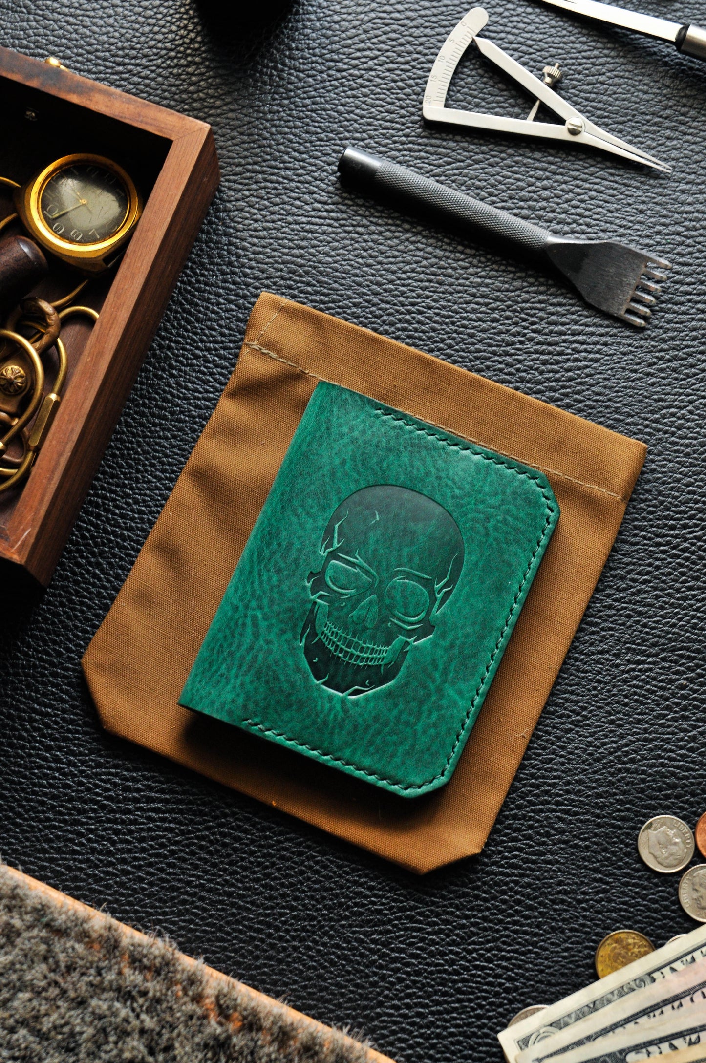 Minimalist leather wallet with Skull