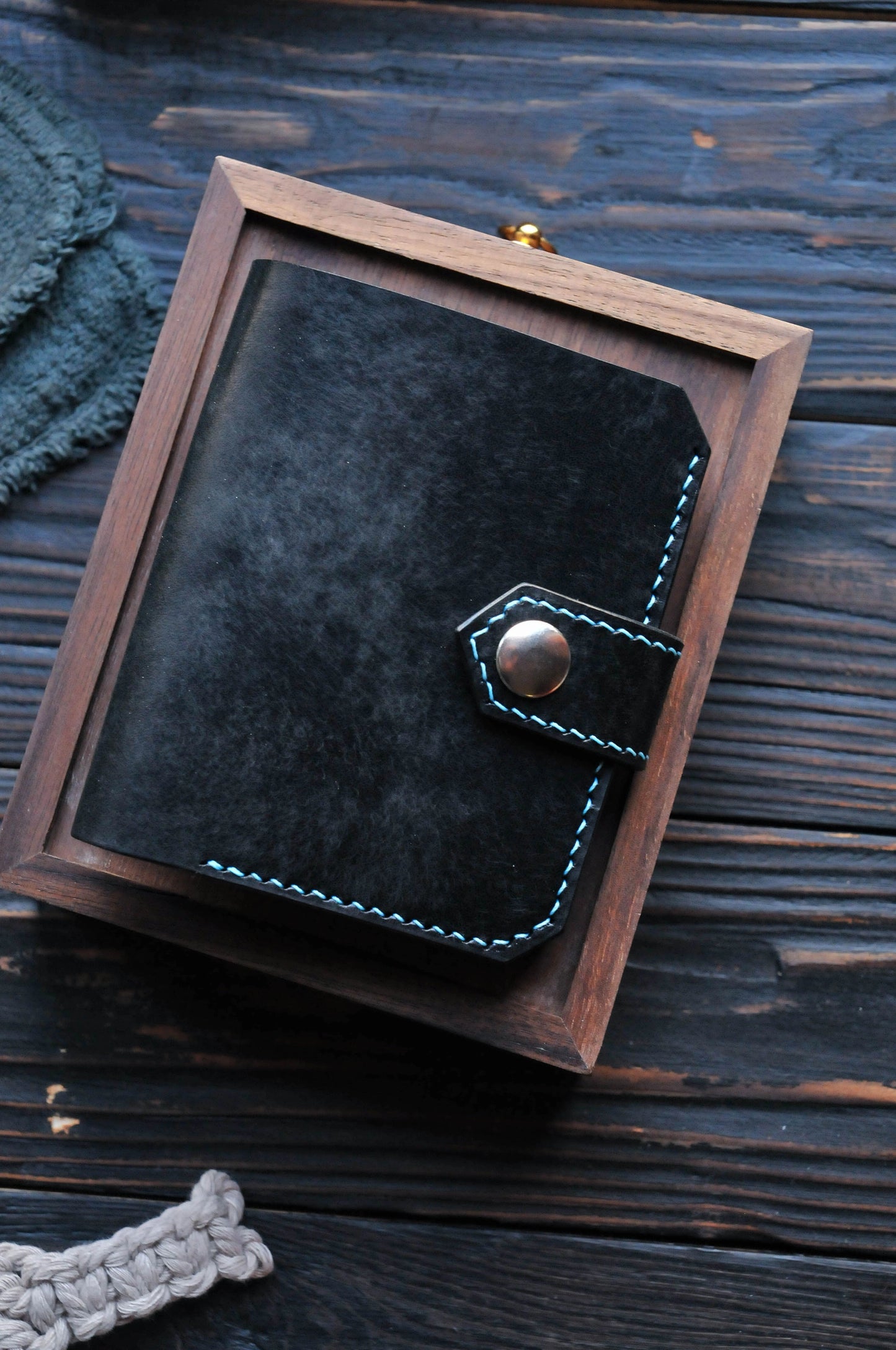 Minimalist leather wallet with Dino