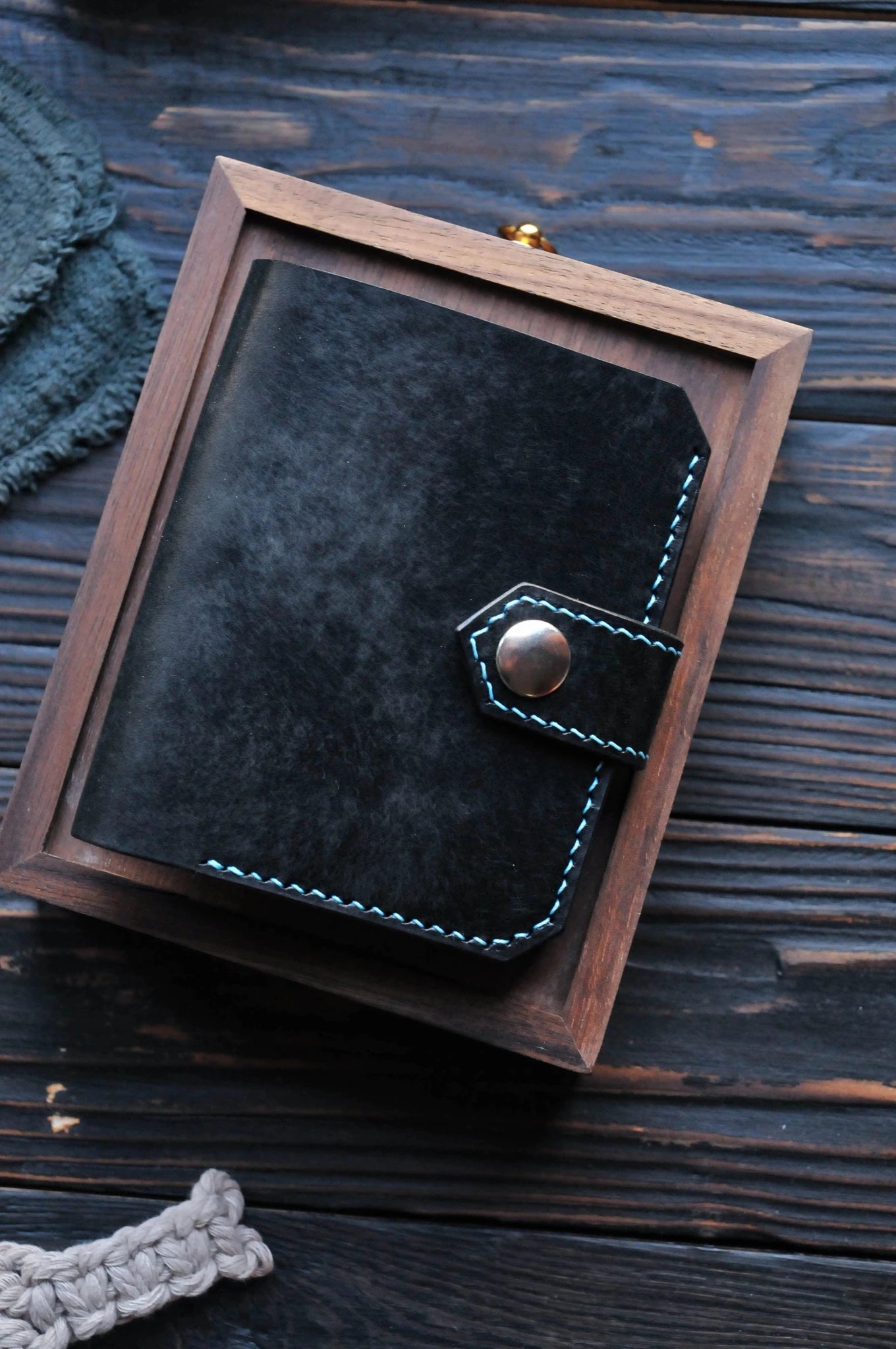 Minimalist leather wallet with Dino