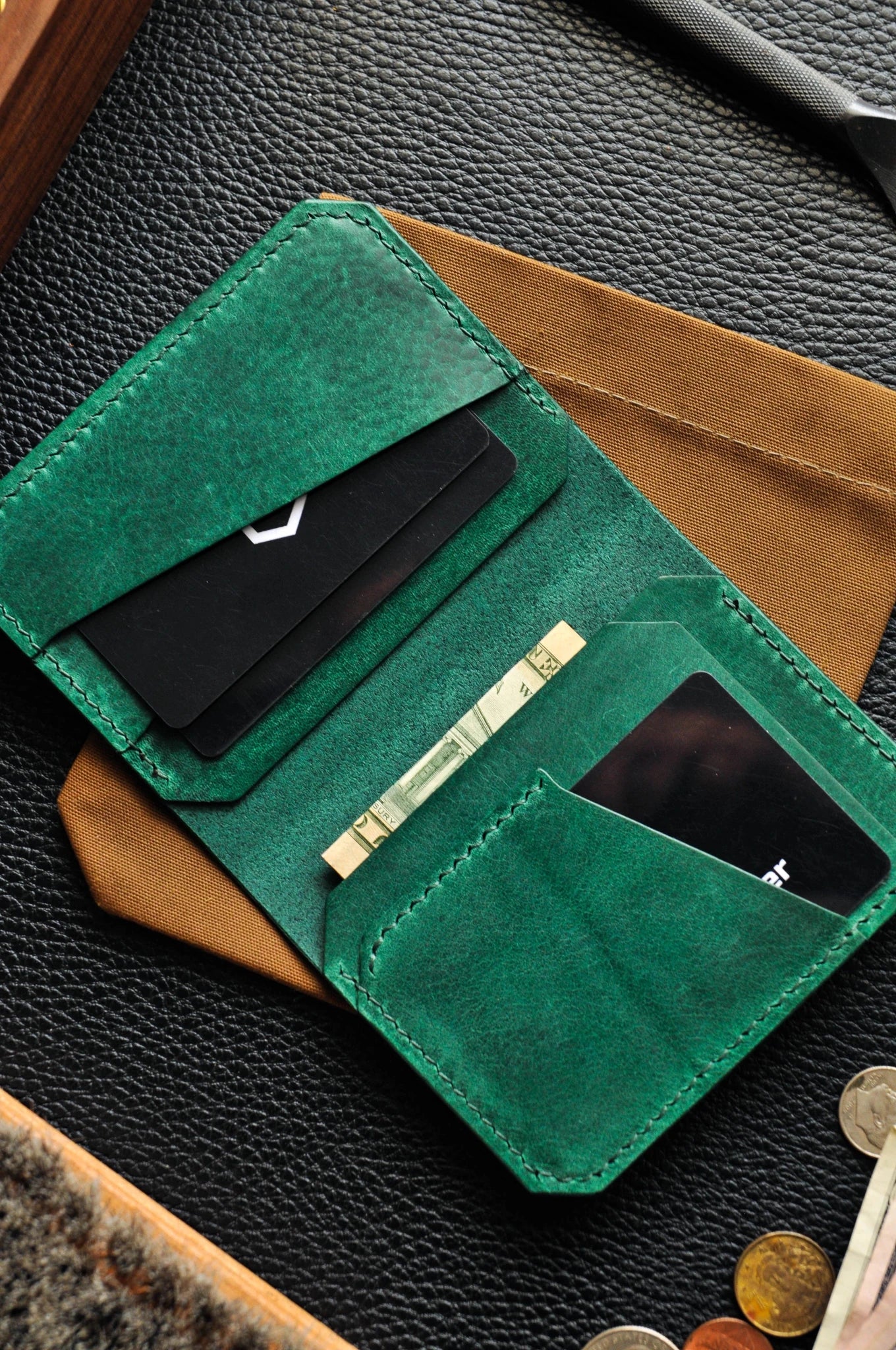 Minimalist leather wallet with Skull